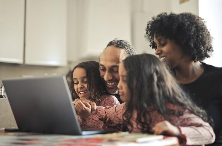 family-smiles-front-laptop_641386-495